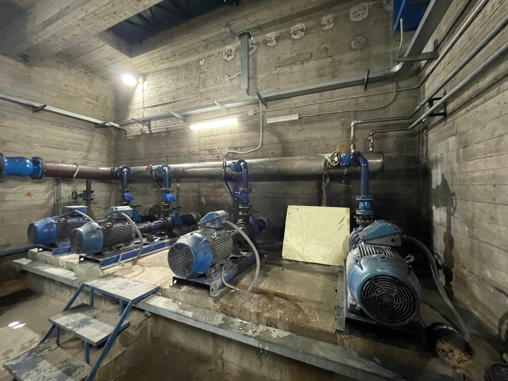 Una stanza con un sacco di tubi e pompe al suo interno.