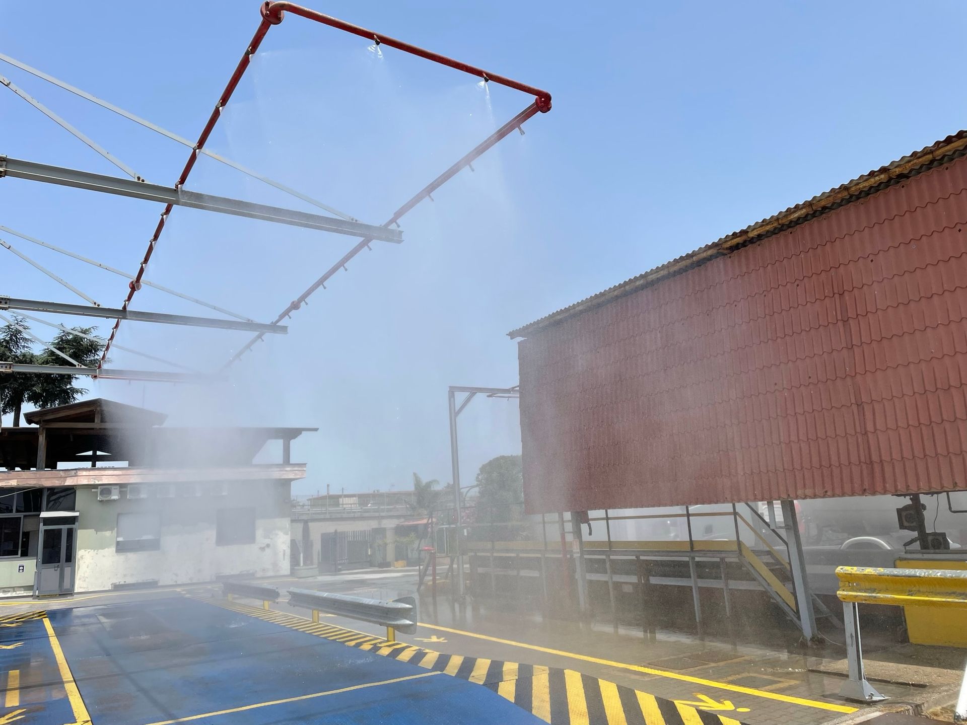 Un edificio da cui esce molto fumo