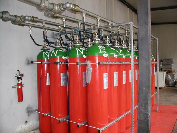 Una fila di cilindri rossi e verdi con la lettera n su di essi