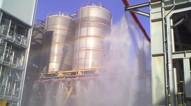 Un grande edificio con molti carri armati di fronte