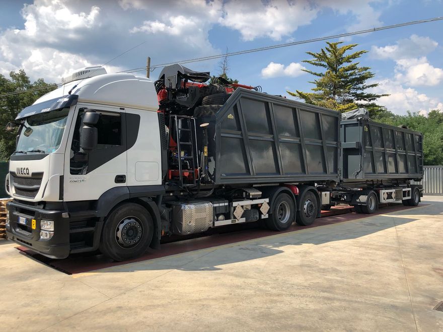 Un camion con cassone ribaltabile è parcheggiato in un parcheggio.