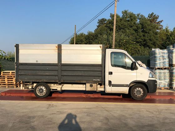 Un camion bianco è parcheggiato su una bilancia in un parcheggio.