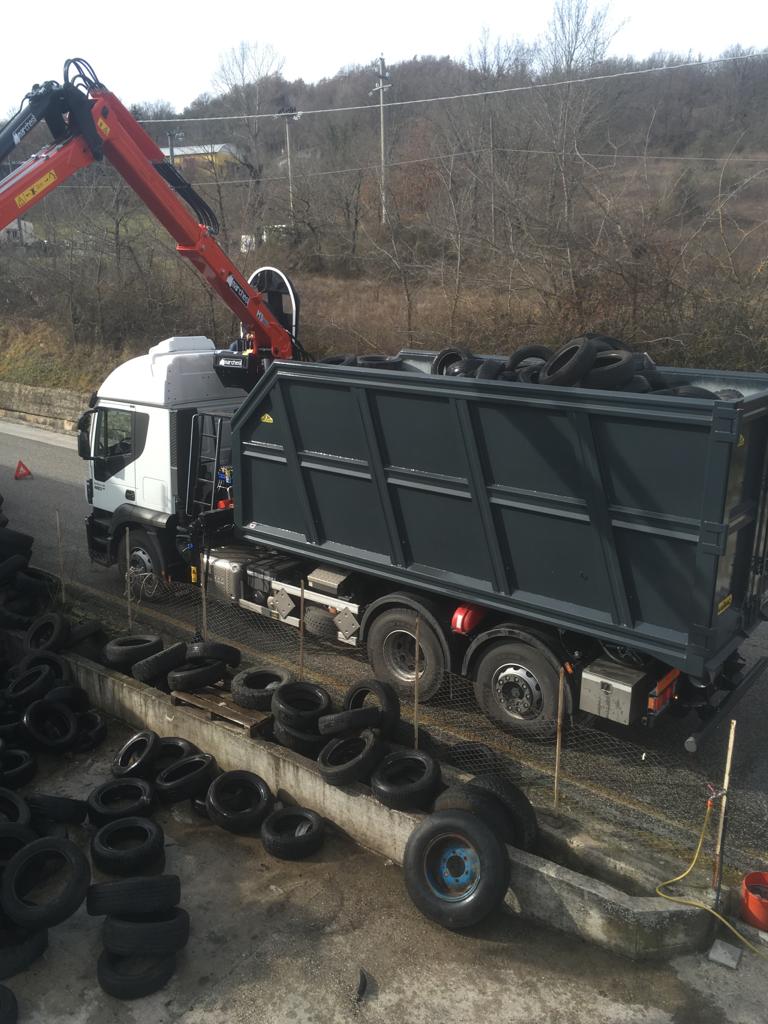 carico camion per trasporto rifiuti