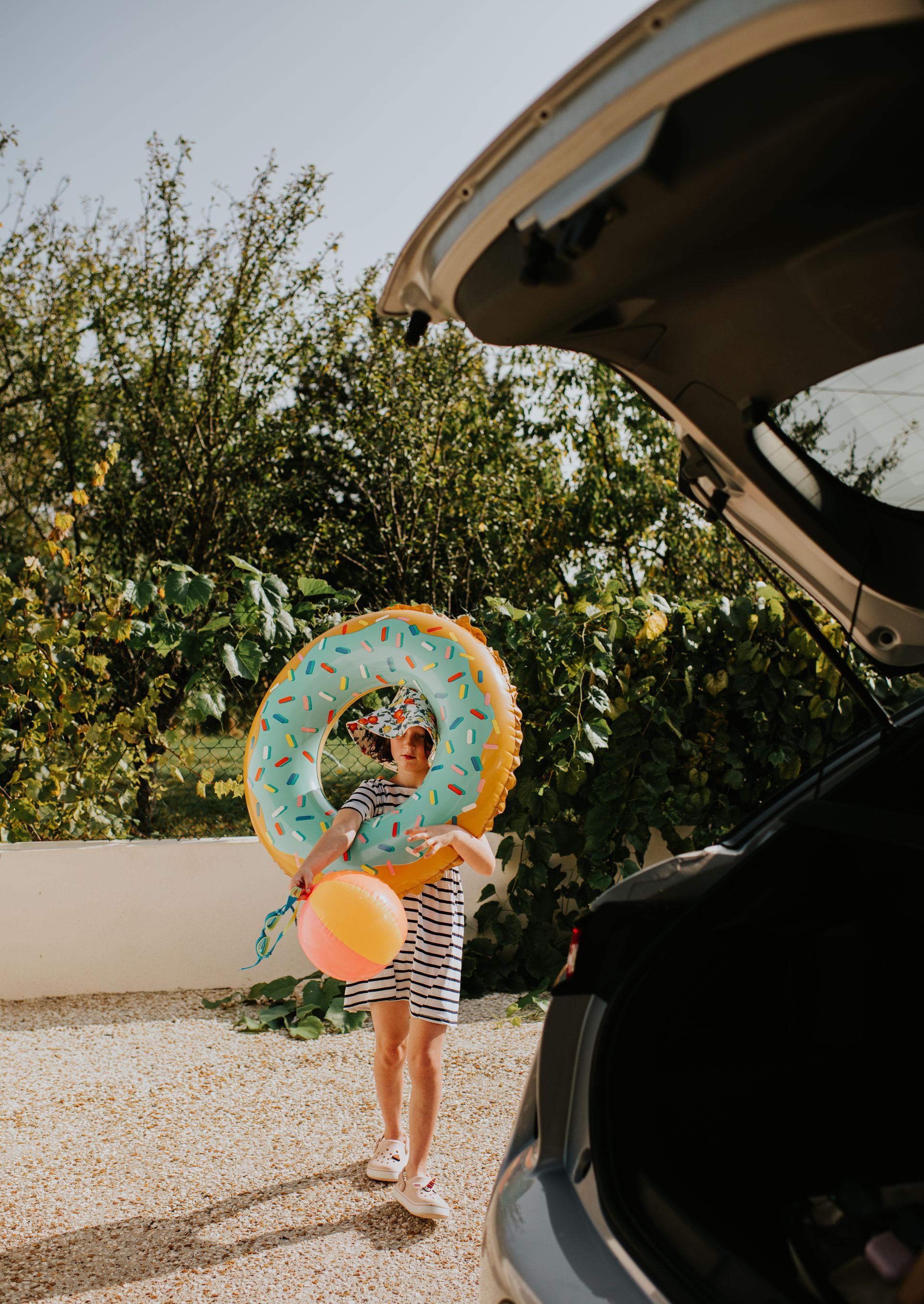 una bambina che gioca nel parcheggio incluso della Pensione a Posada, Nuoro, Sardegna