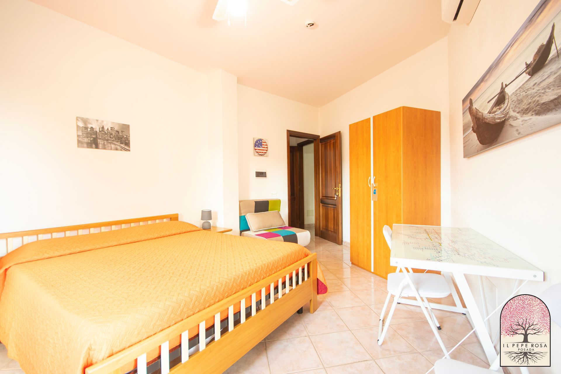 Una camera da letto con un letto, un tavolo e delle sedie