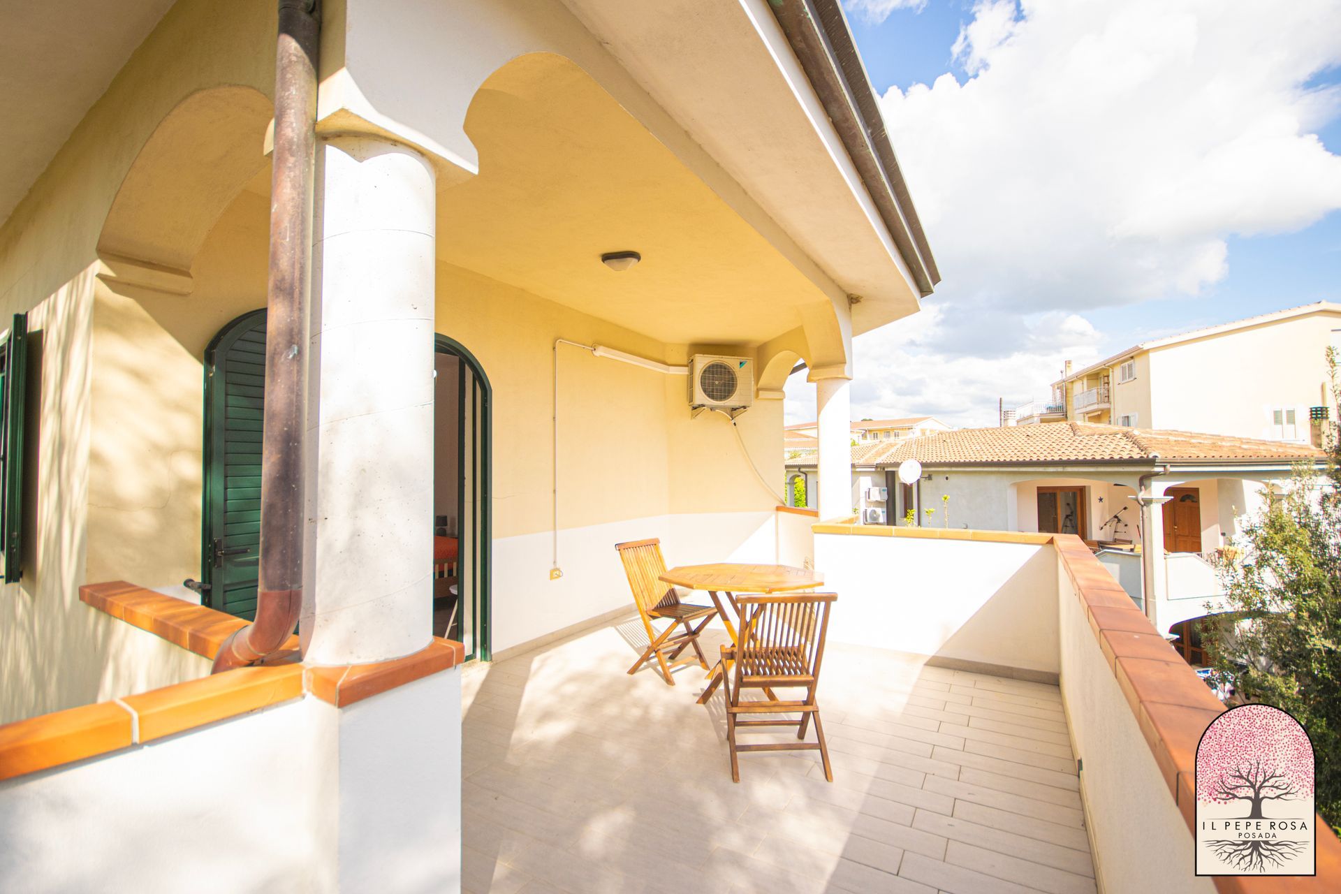 balcone esterno di una delle camere della Pensione a Posada, Nuoro, Sardegna