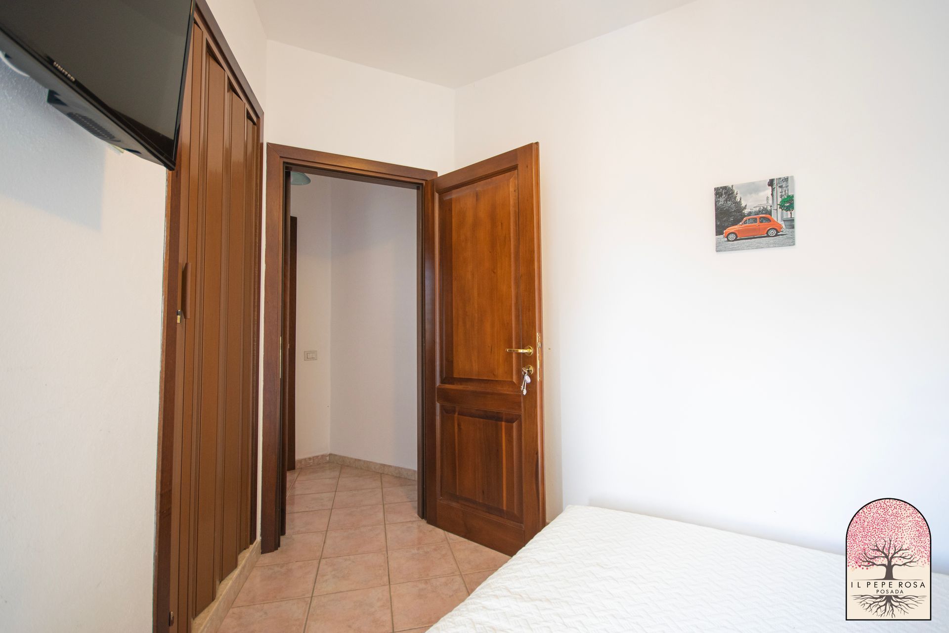 Una camera da letto con un letto e un quadro sul muro