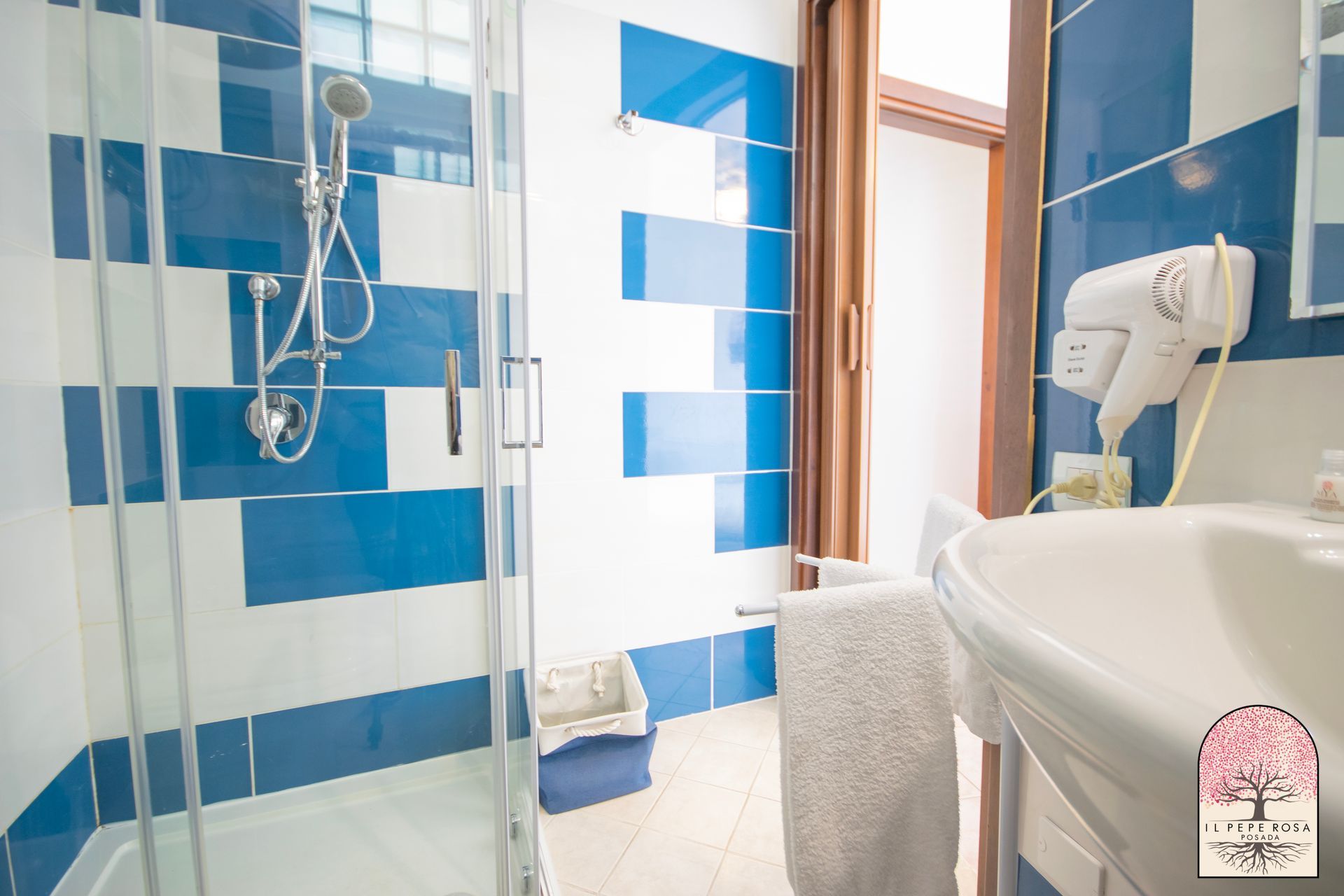 Un bagno con piastrelle blu e bianche e un lavandino