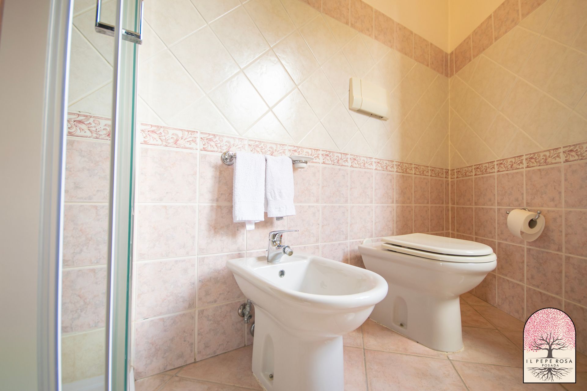 Un bagno con bidet, WC e doccia.