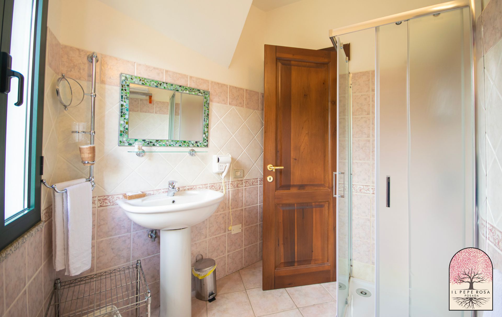 Un bagno con lavandino, specchio e doccia.