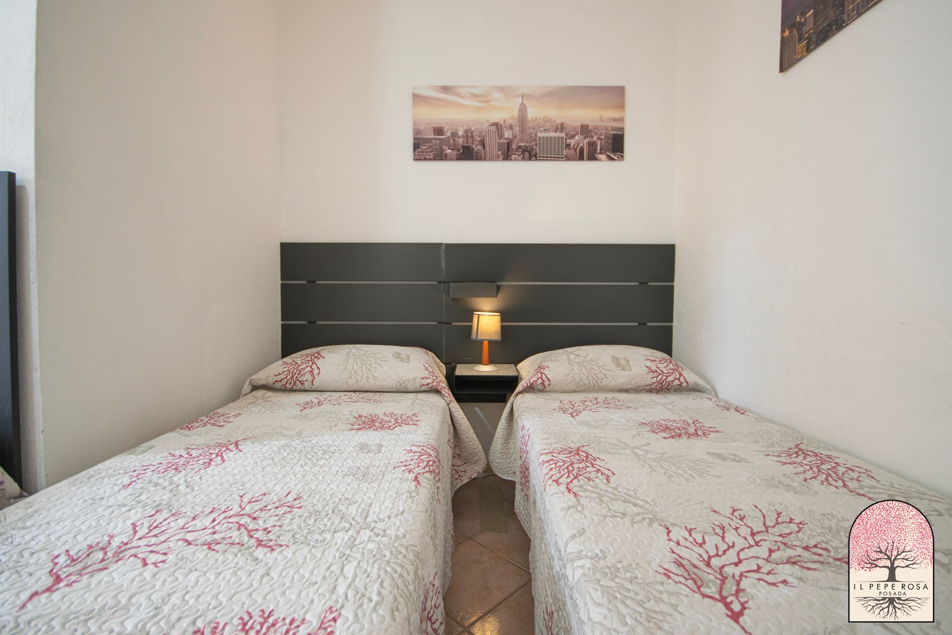 Una camera da letto con due letti e un quadro sulla parete sopra di essi