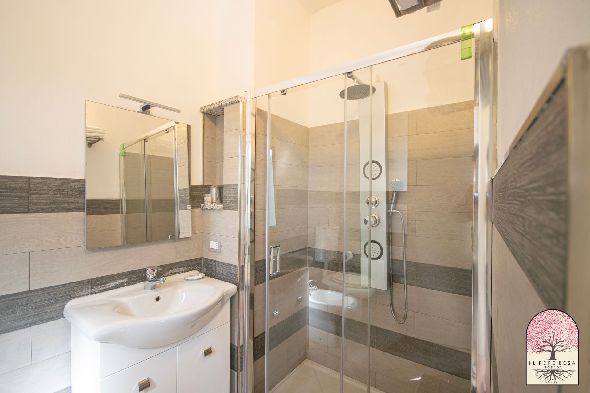 bagno di una delle camere della Pensione a Posada, Nuoro, Sardegna