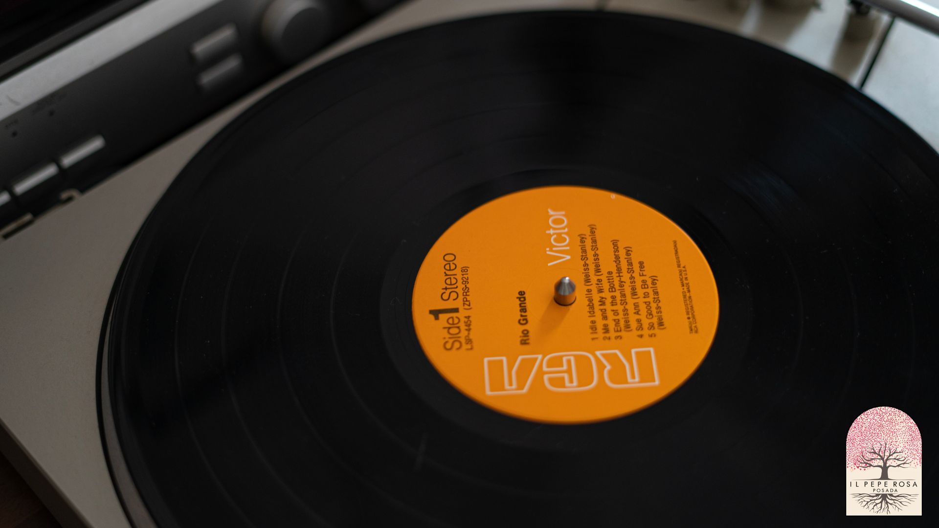 Una casa bianca con un grande prato davanti