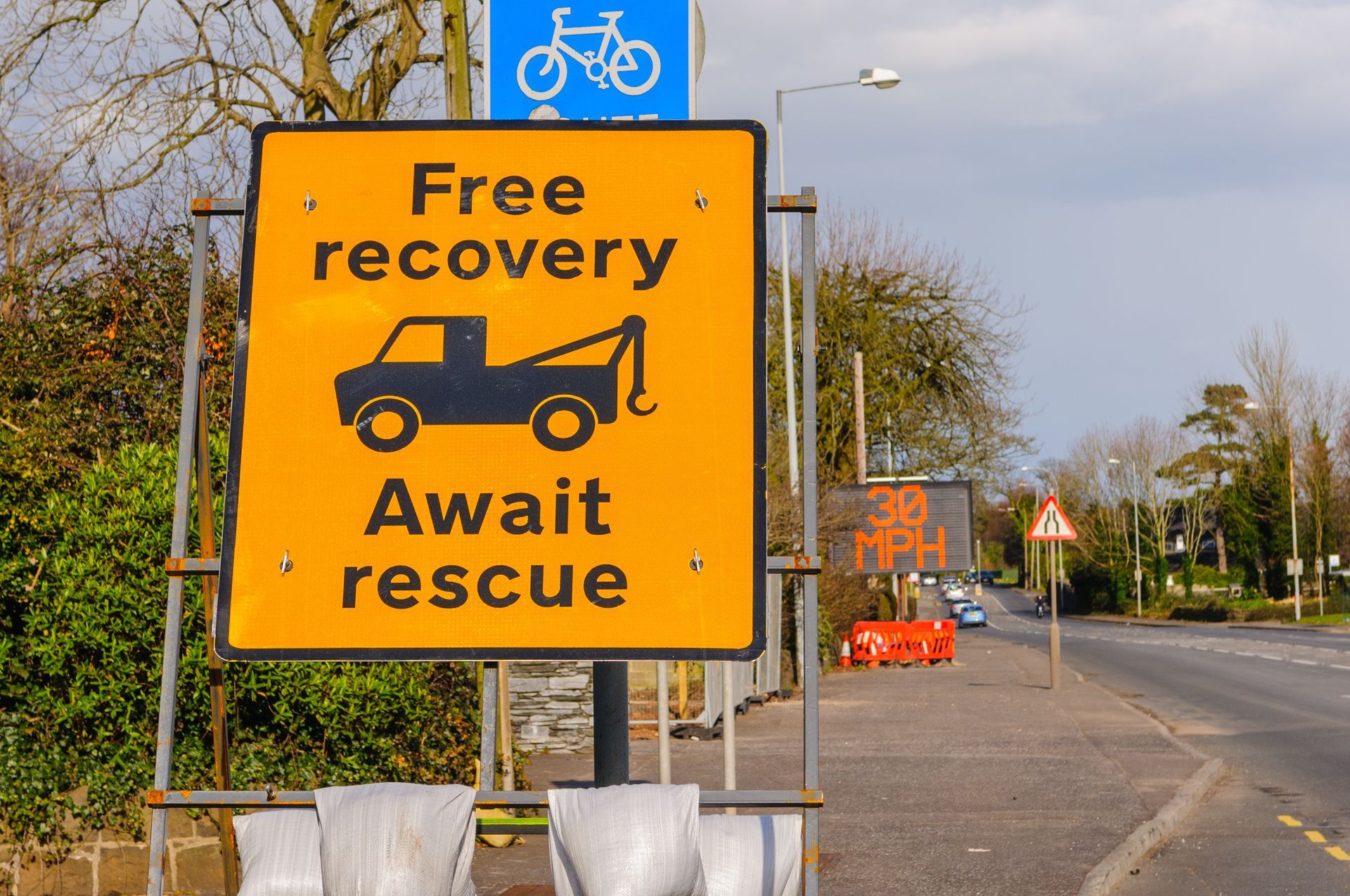 A yellow sign that says free recovery await rescue