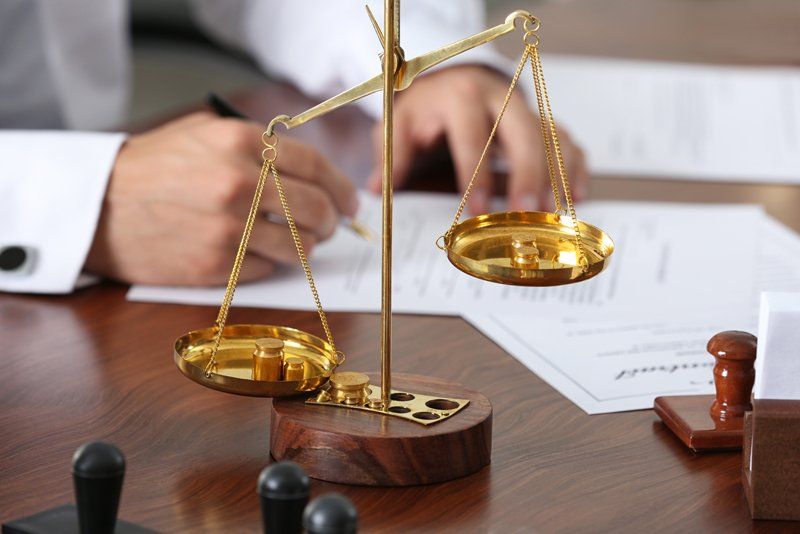 bilancia su scrivania notaio