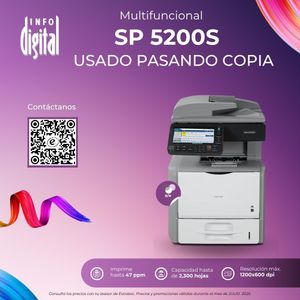 Una impresora multifunción está colocada encima de una mesa violeta.