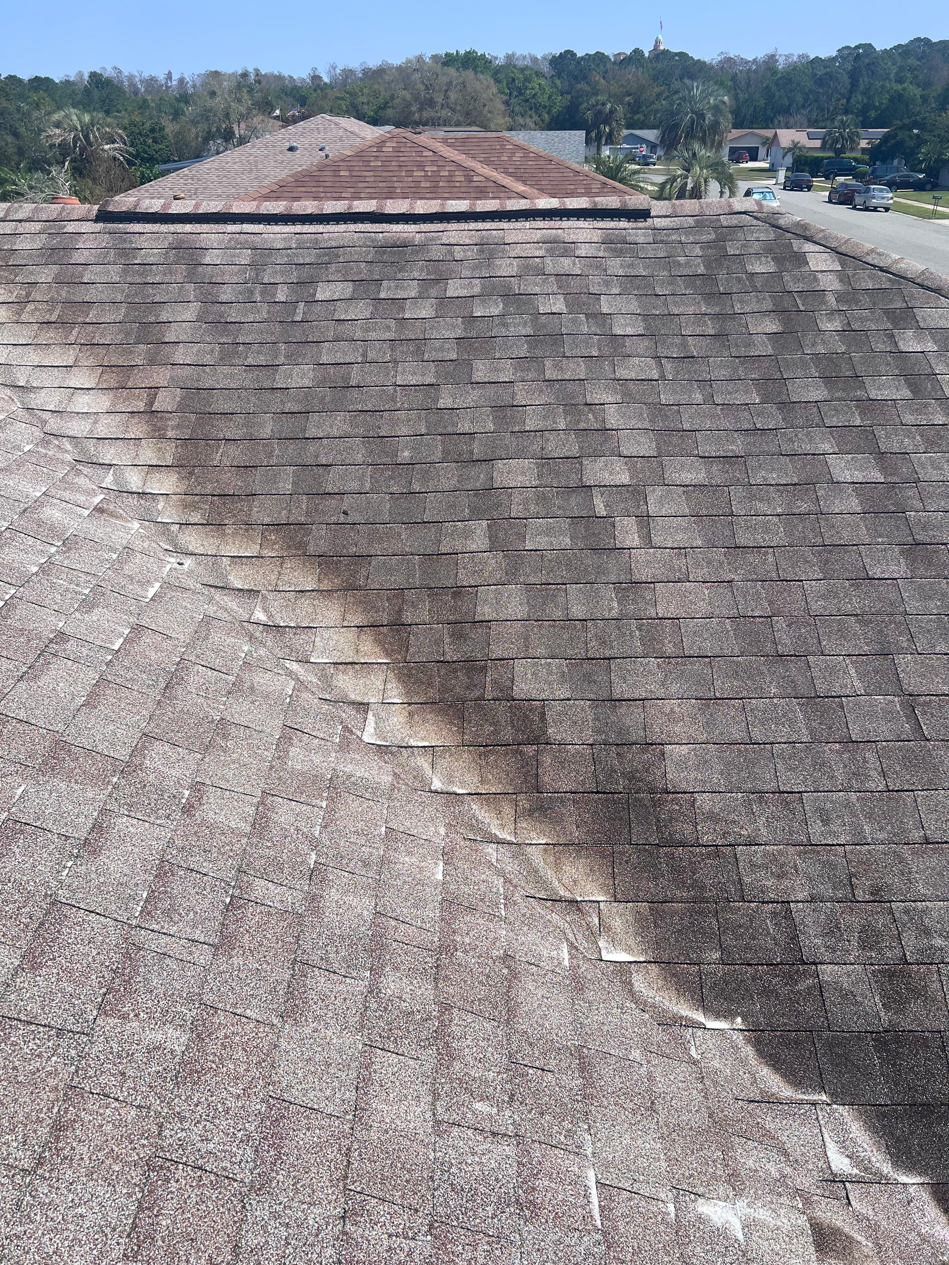 A close up of a roof with a lot of shingles on it