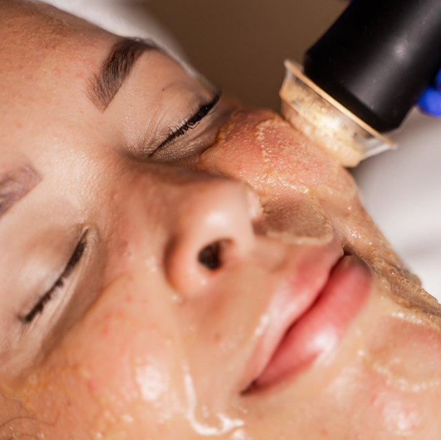 Ervaren bruidsstylist voor professionele bruidskapsel en make up Esbeek.