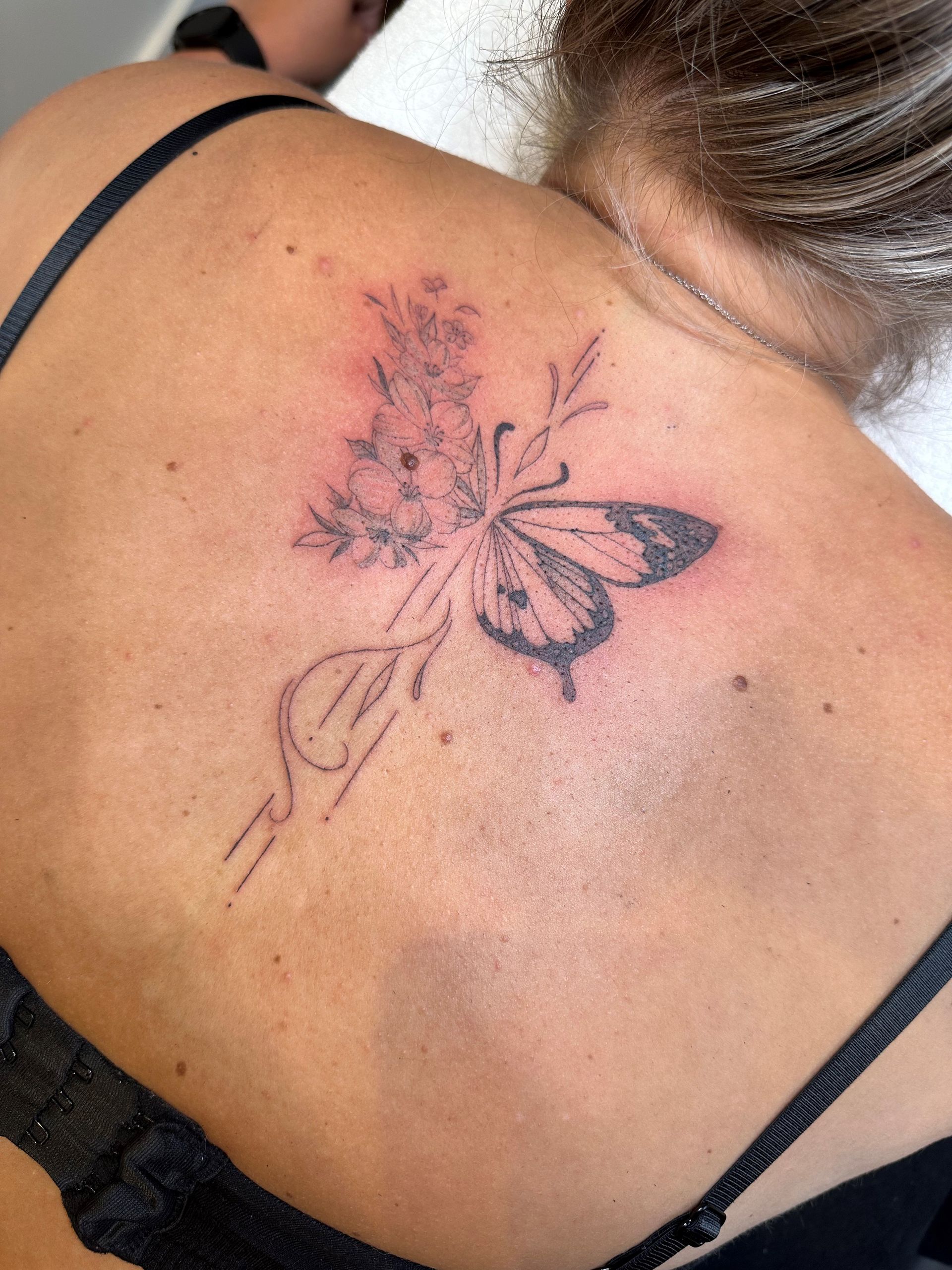 fine line tattoo rug vlinder bloemen