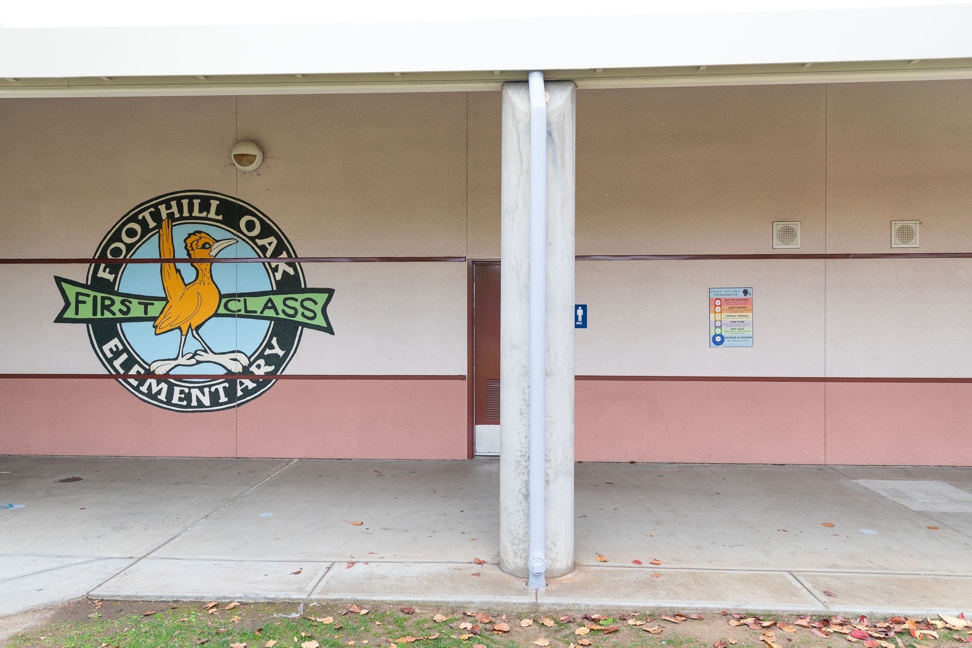 A sign on the side of a building that says foothill oak elementary