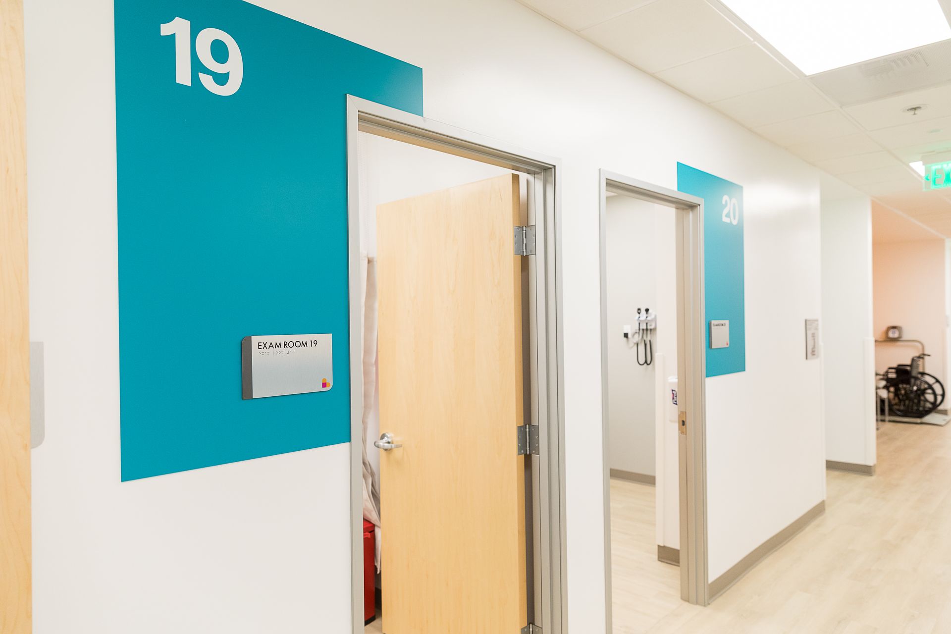 A hallway with two doors and a sign that says 19 on the wall.