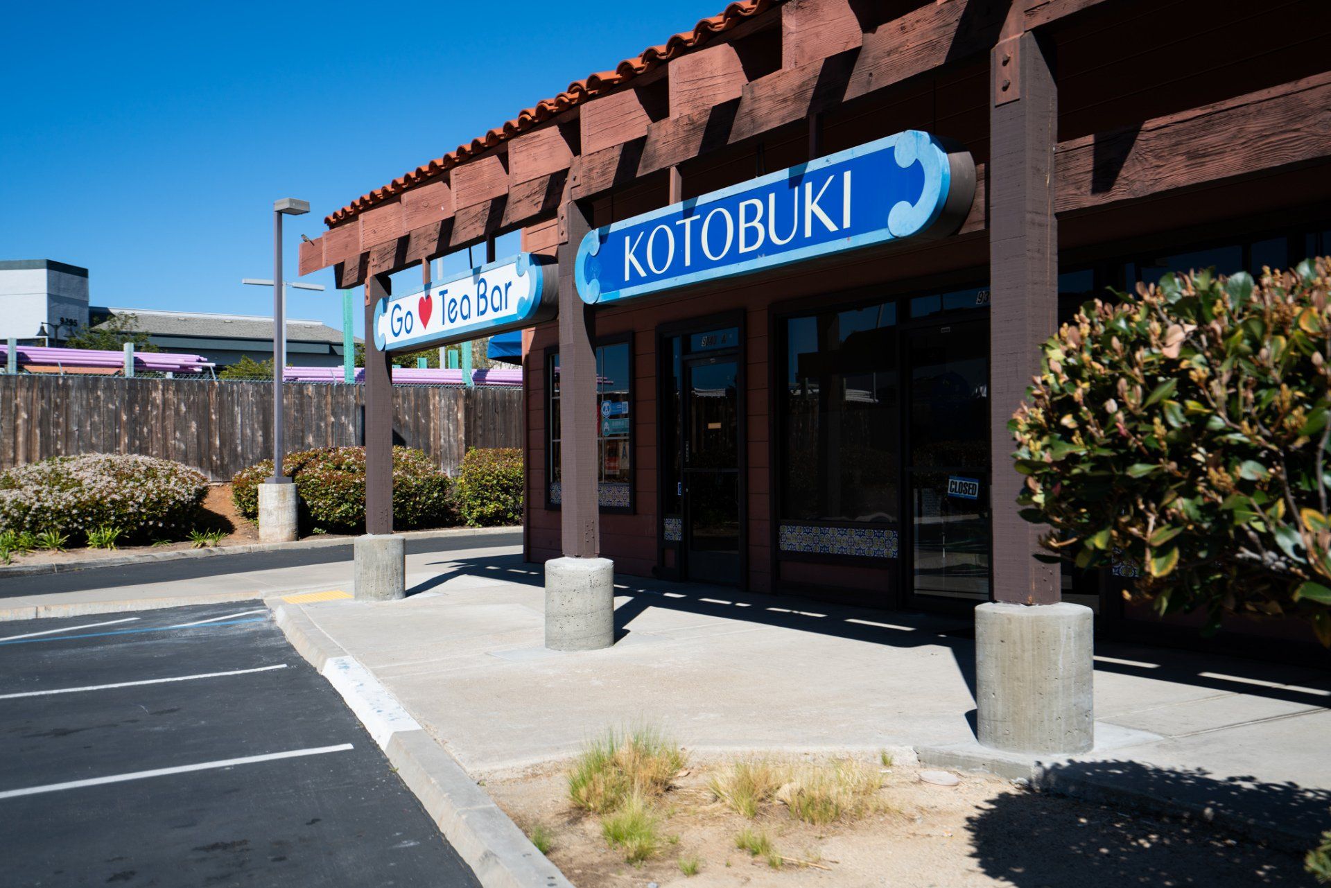 A building with a sign that says ' kotobuki ' on it