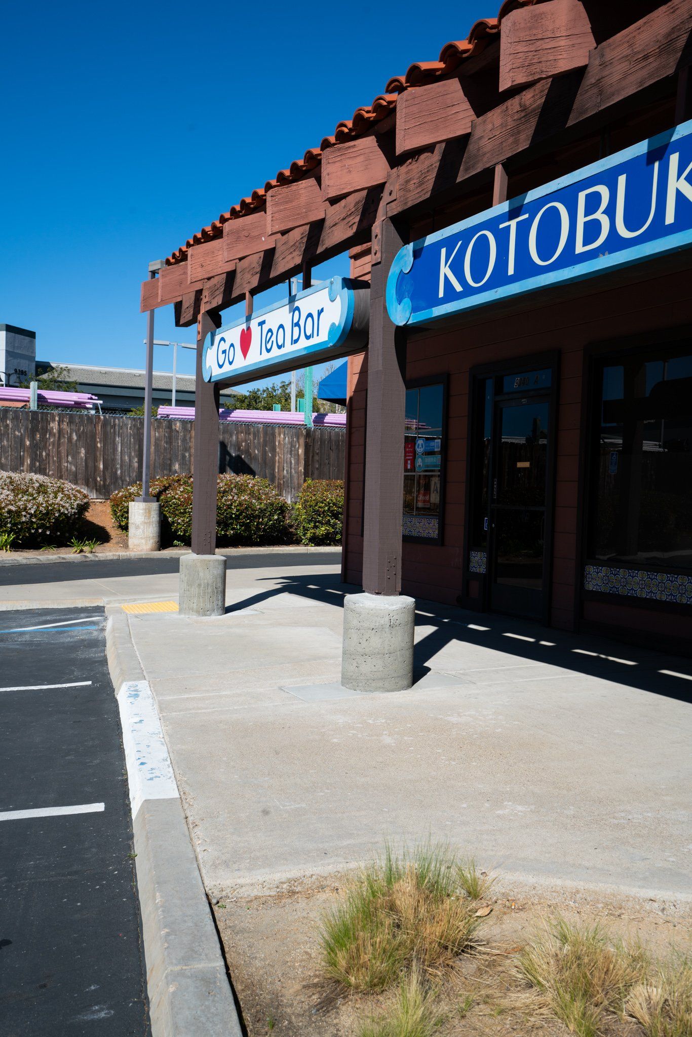 A store front with a blue sign that says kotobu on it.