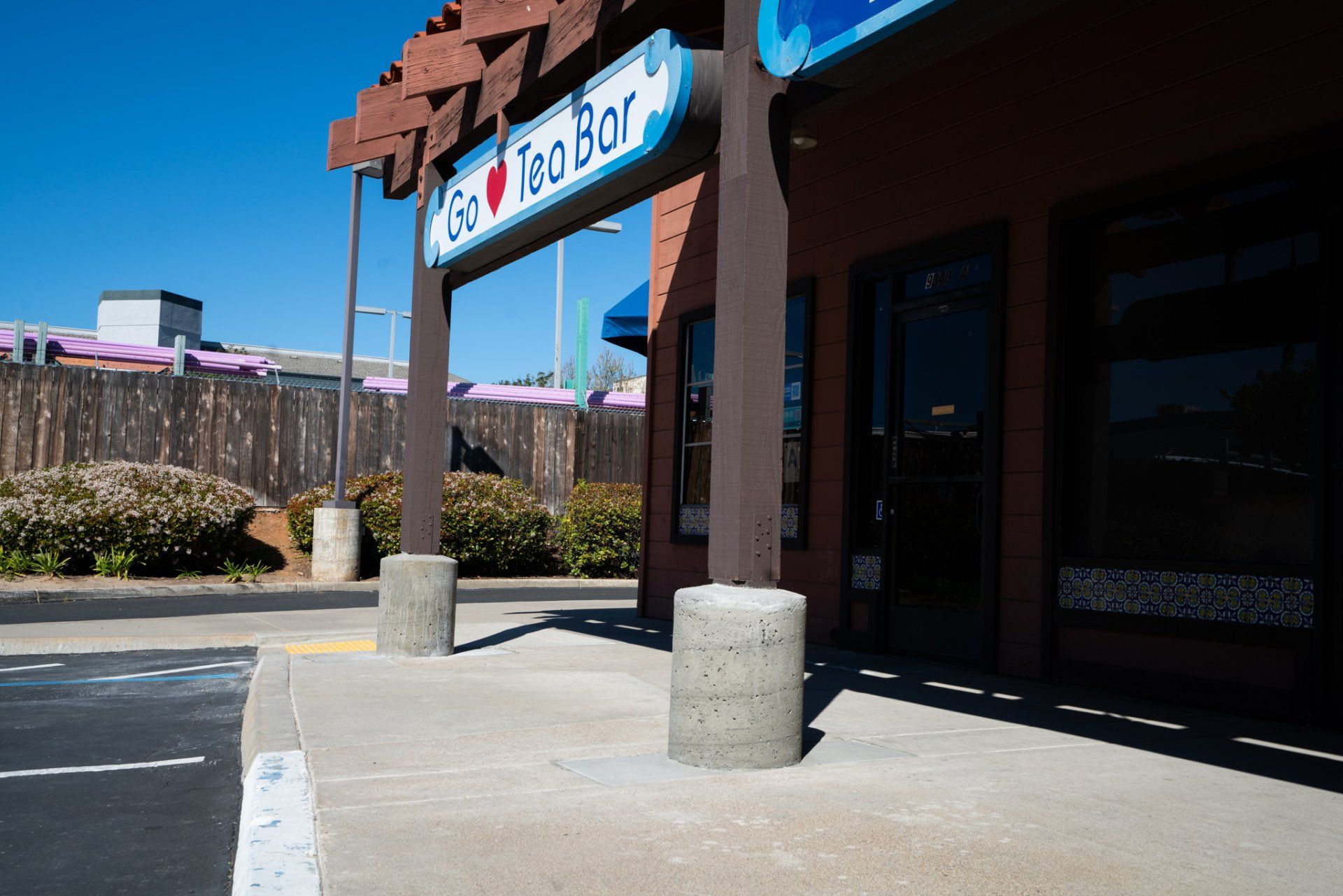 A building with a sign that says get tea bar on it