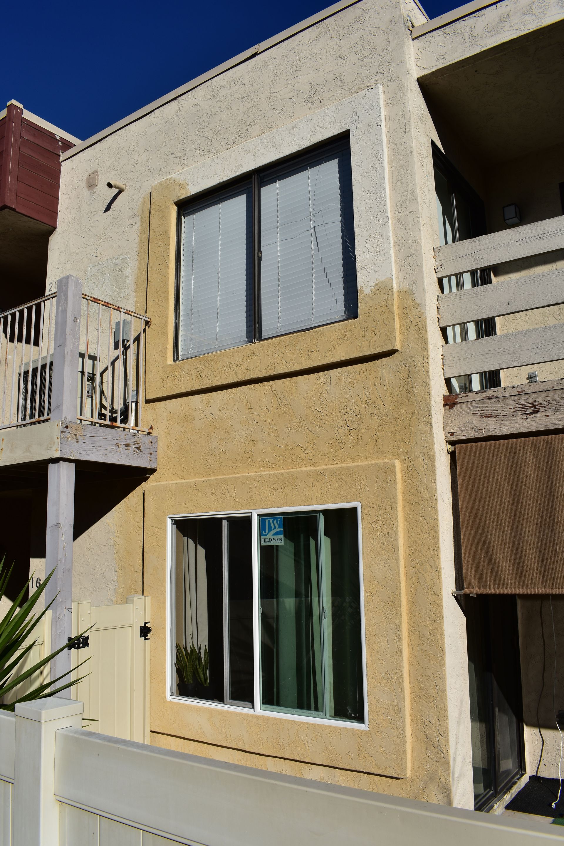 A building with a balcony and a sign that says ' rc ' on it