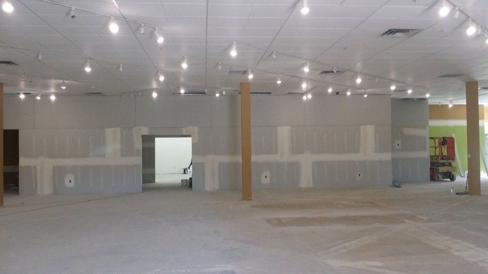 A large empty room with a lot of lights on the ceiling