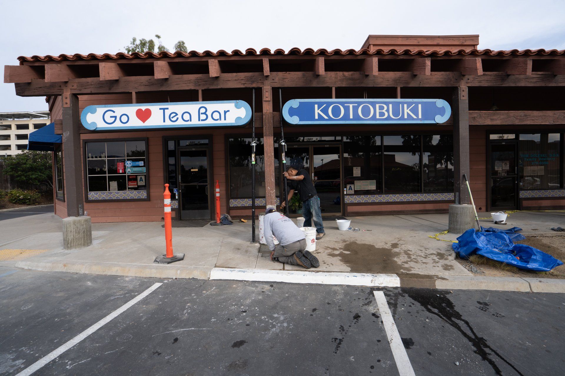 A building with a sign that says