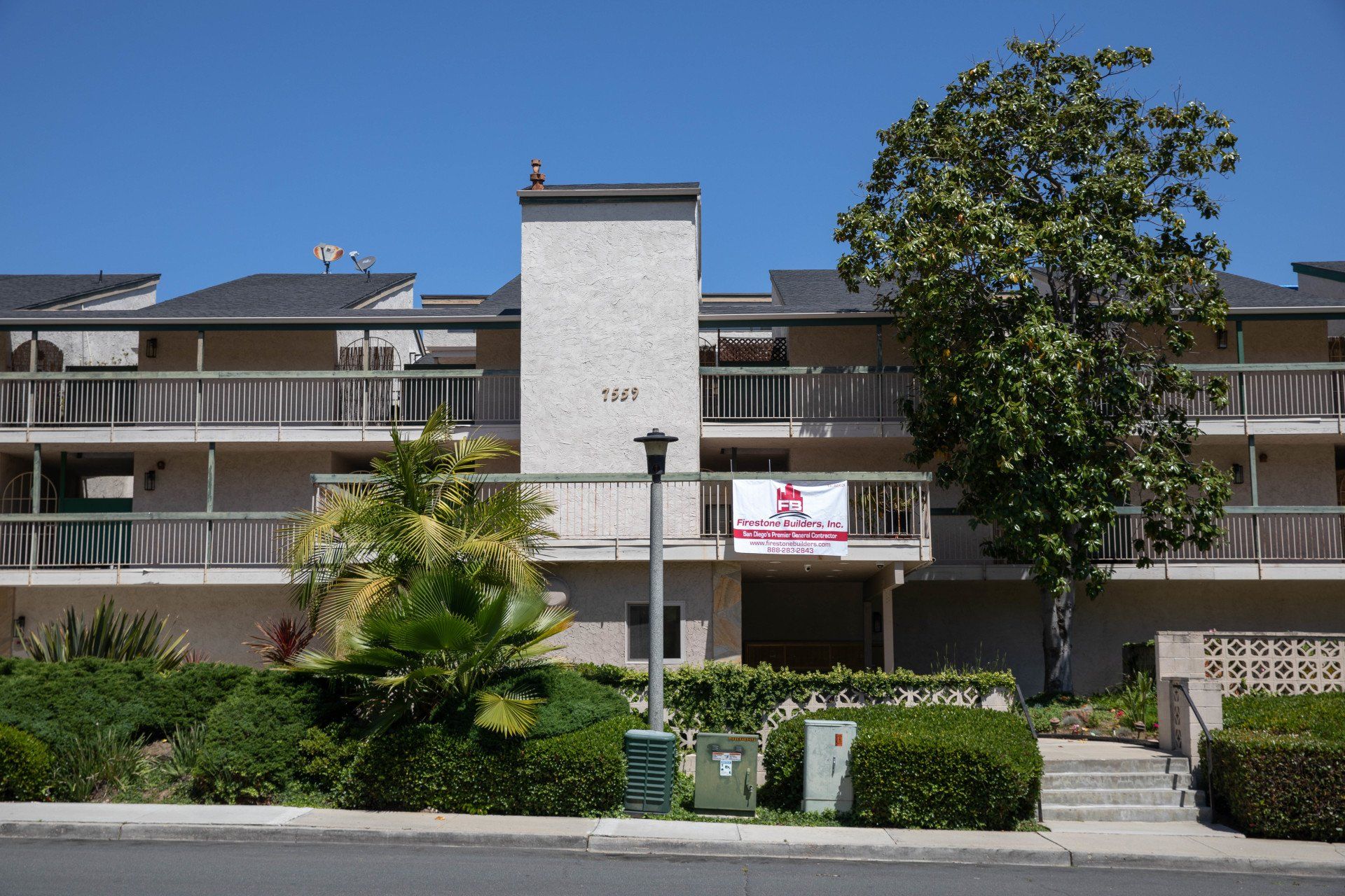 A building with a sign that says oxford on it