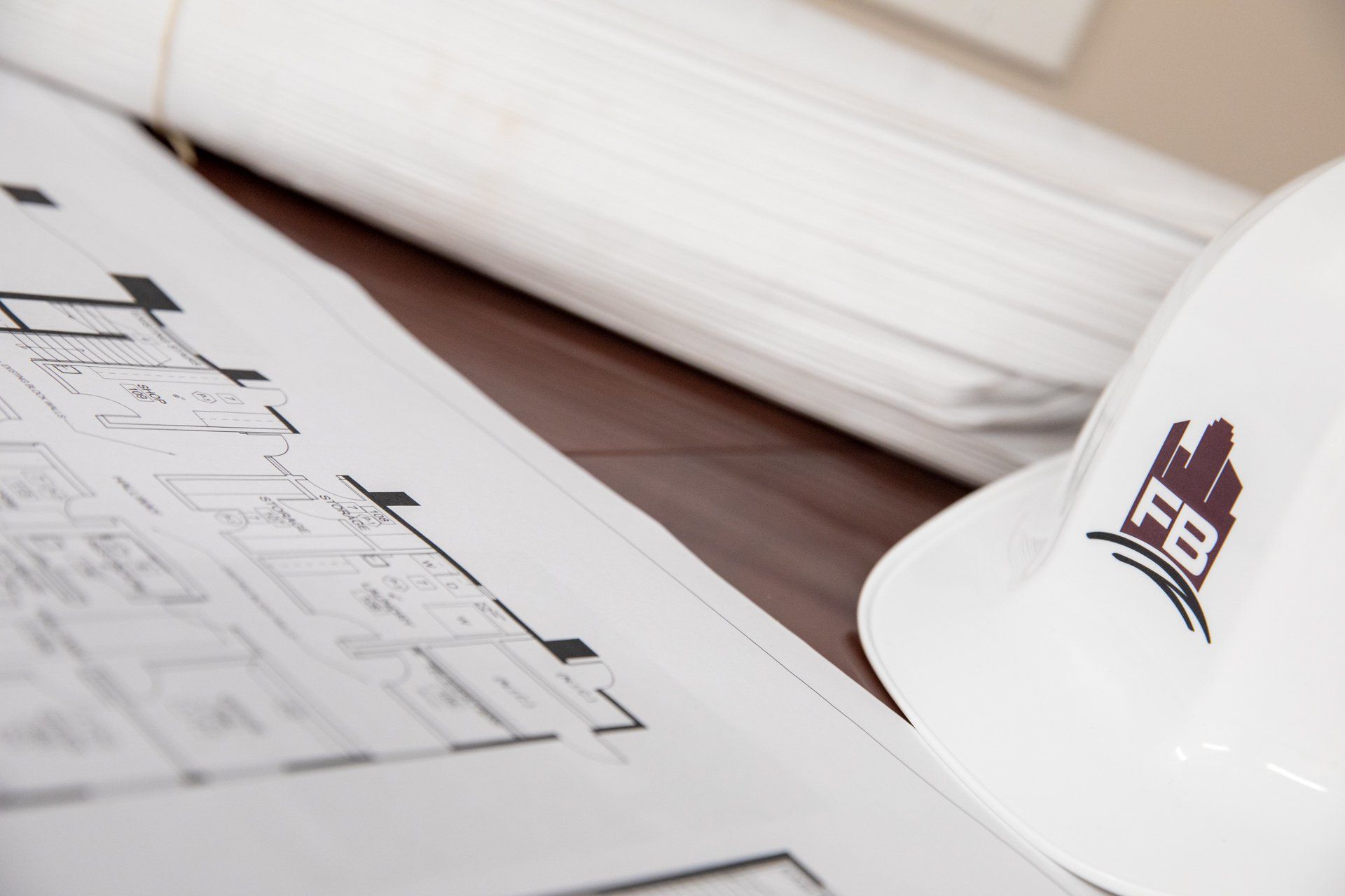 A white hard hat with the letter b on it