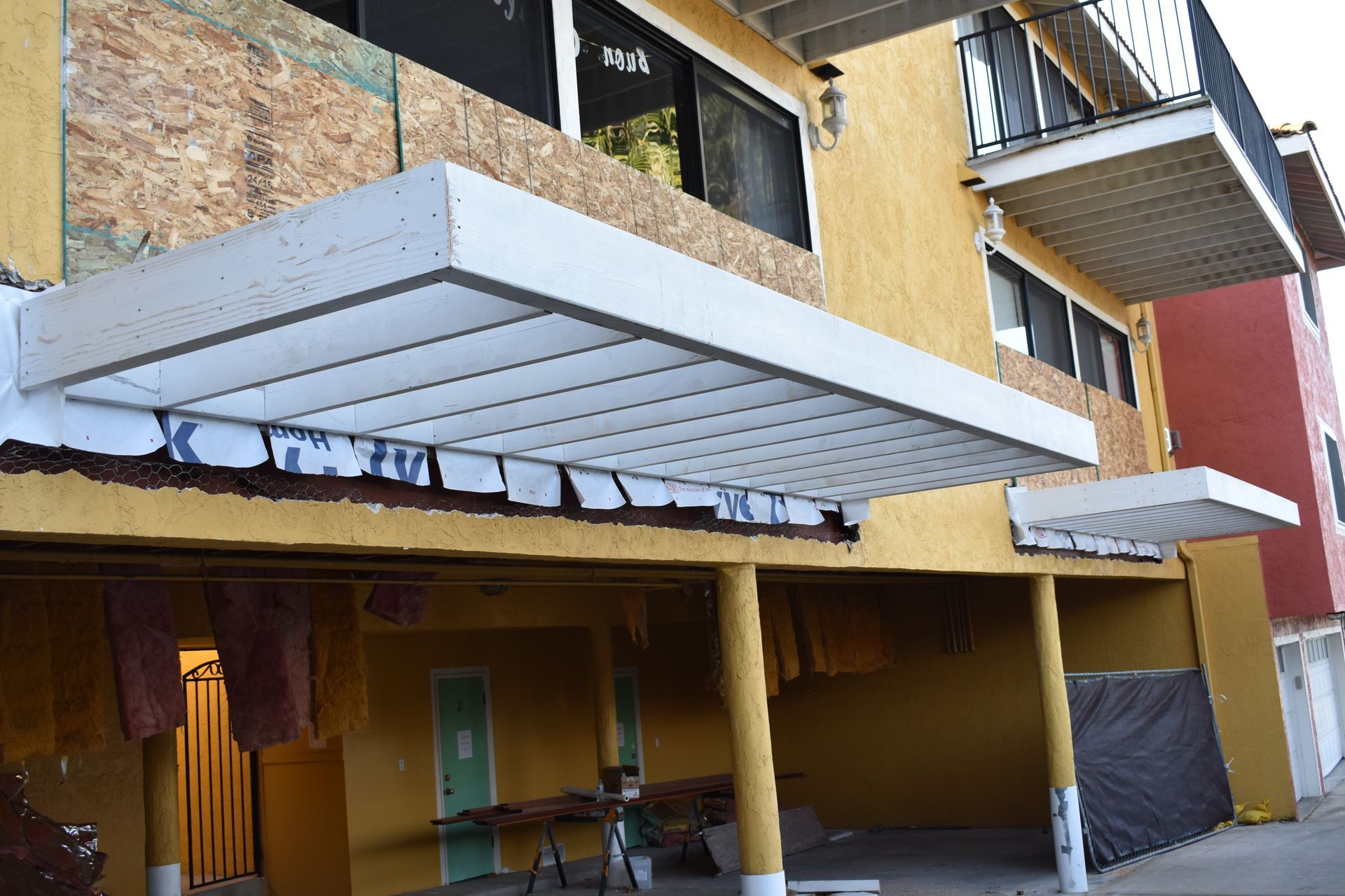 A building with a sign that says ' motel ' on it