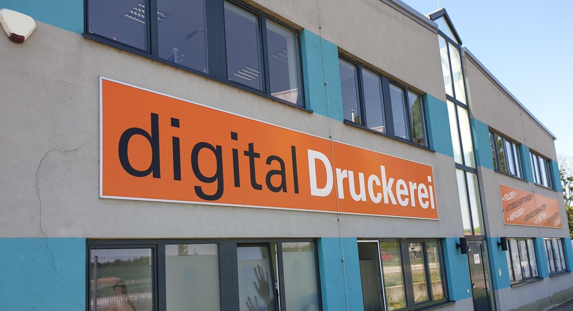 Ein Gebäude mit einem Schild, auf dem steht: Digitaldruckerei