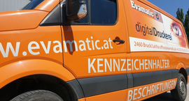 Ein orangefarbener Lieferwagen mit der Aufschrift „www.evamatic.at“.