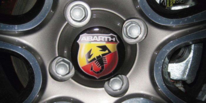 Eine Nahaufnahme eines Rades mit einem Abarth-Logo darauf