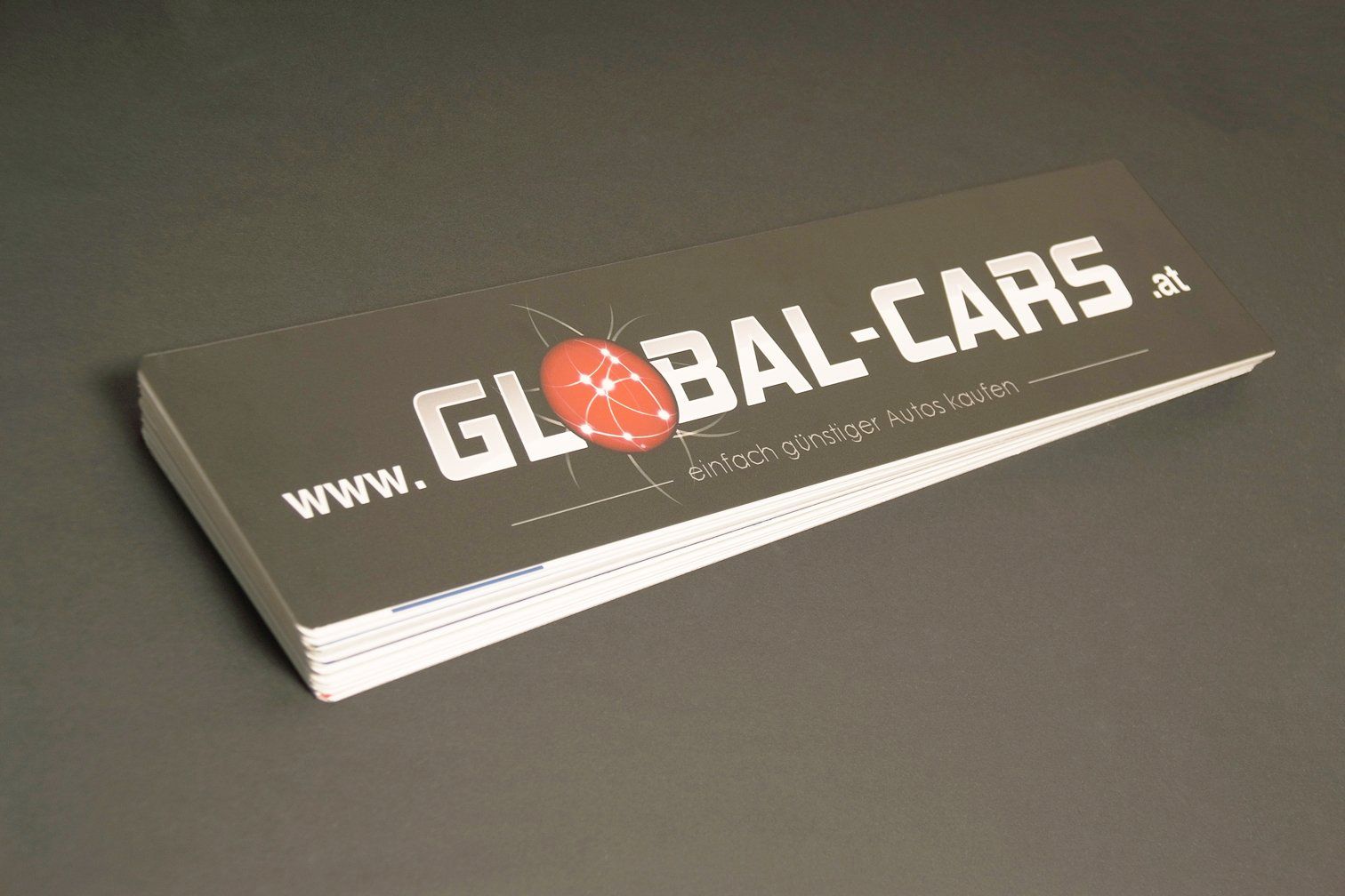 Ein Stapel Visitenkarten für globale Autos