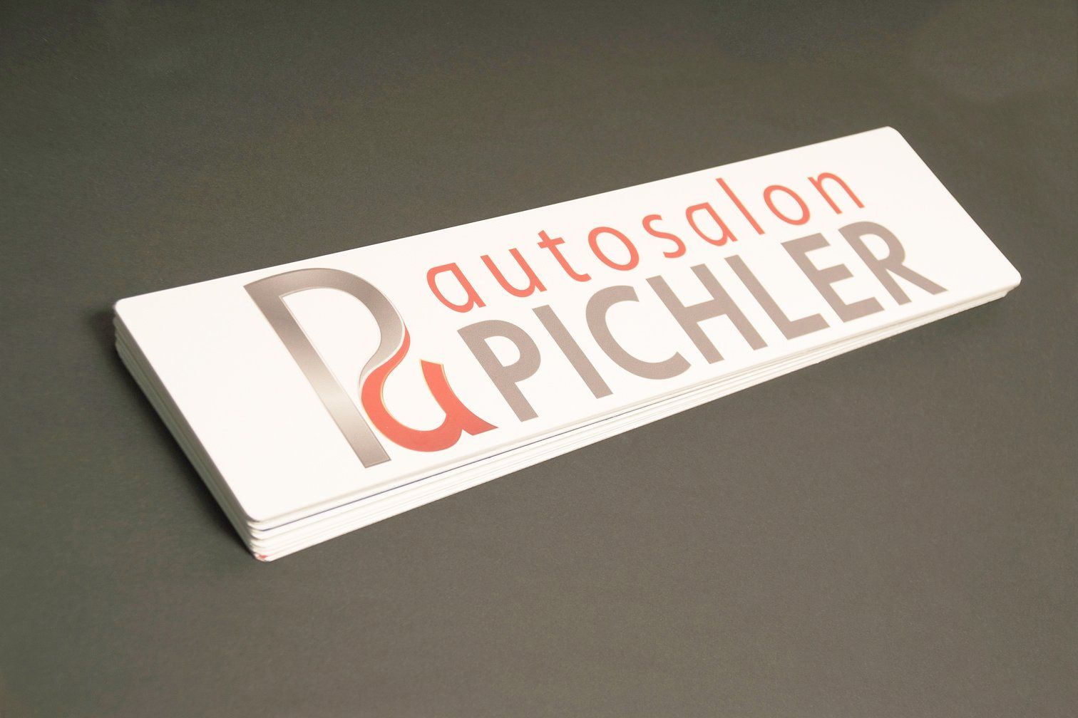 Ein Schild mit der Aufschrift „Autosalon Pichler“.