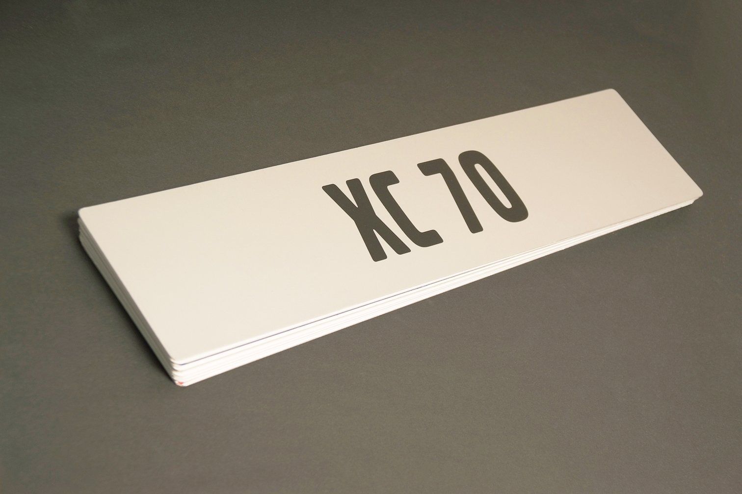 Ein weißes Schild mit der Aufschrift xc70