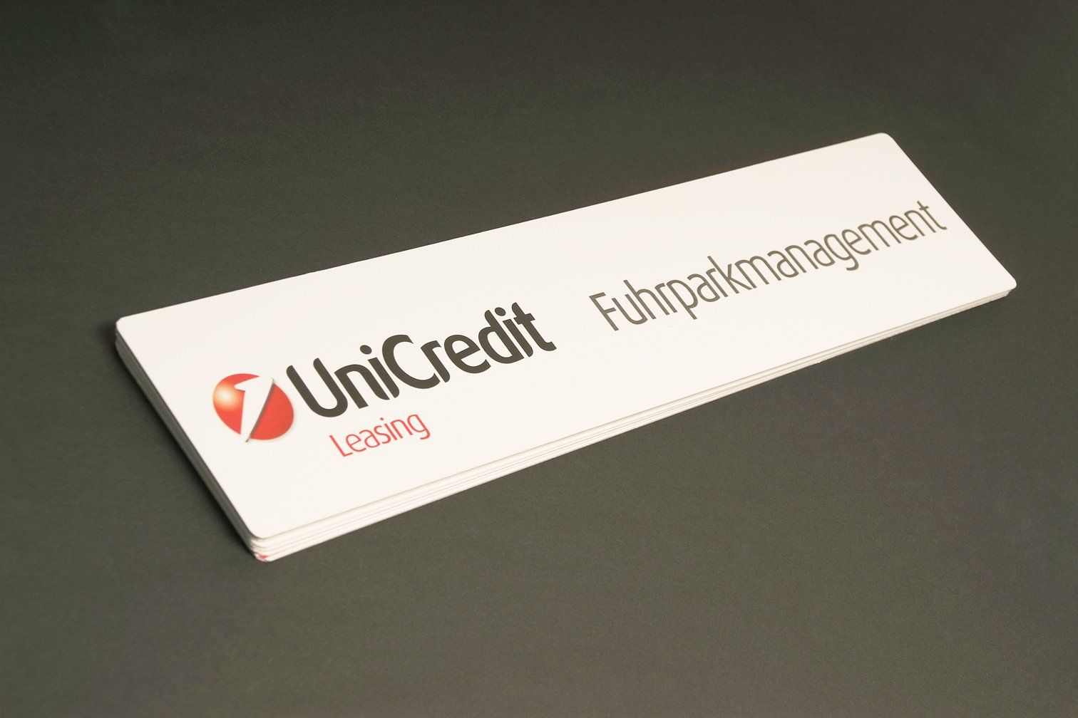 Ein weißes Schild mit der Aufschrift „Unicredit“.