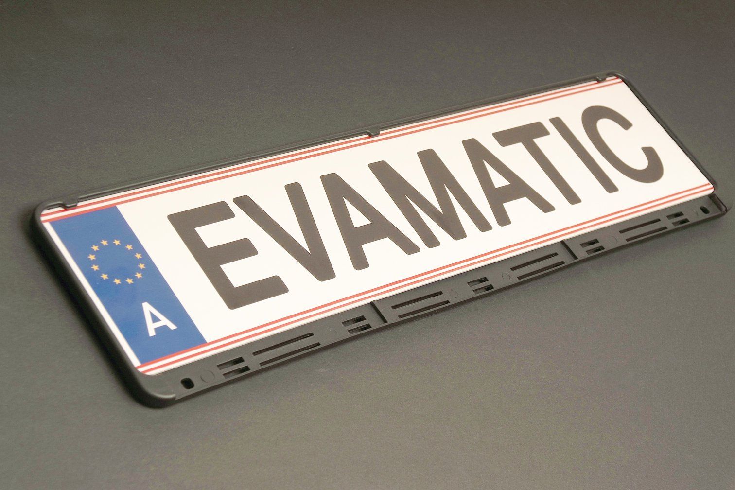 Ein Nummernschild mit der Aufschrift „evamatic“.