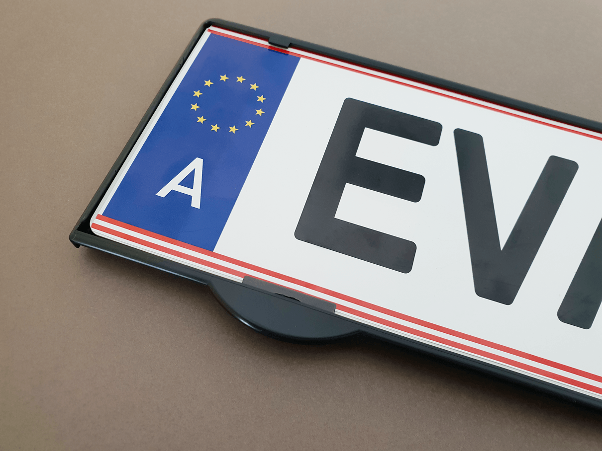 Ein Nummernschild mit dem Wort „evi“ darauf