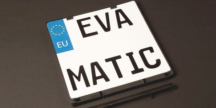 Eine Nahaufnahme eines Nummernschilds mit der Aufschrift „Eva matic“.