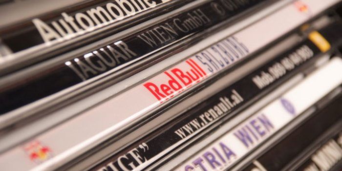 Ein Stapel CDs mit der Aufschrift „Redbull“ darauf
