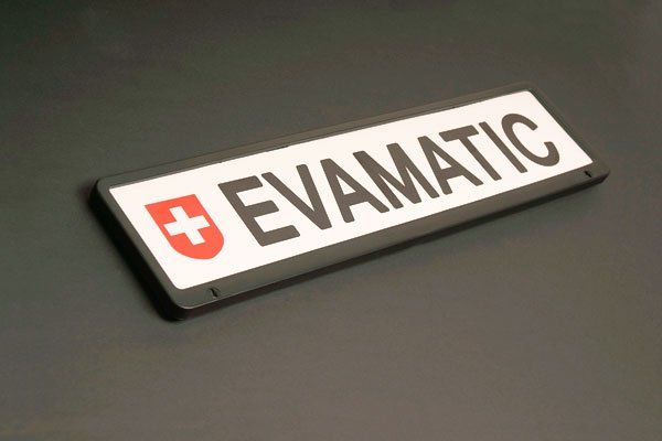 Ein Nummernschild mit der Aufschrift „evamatic“.