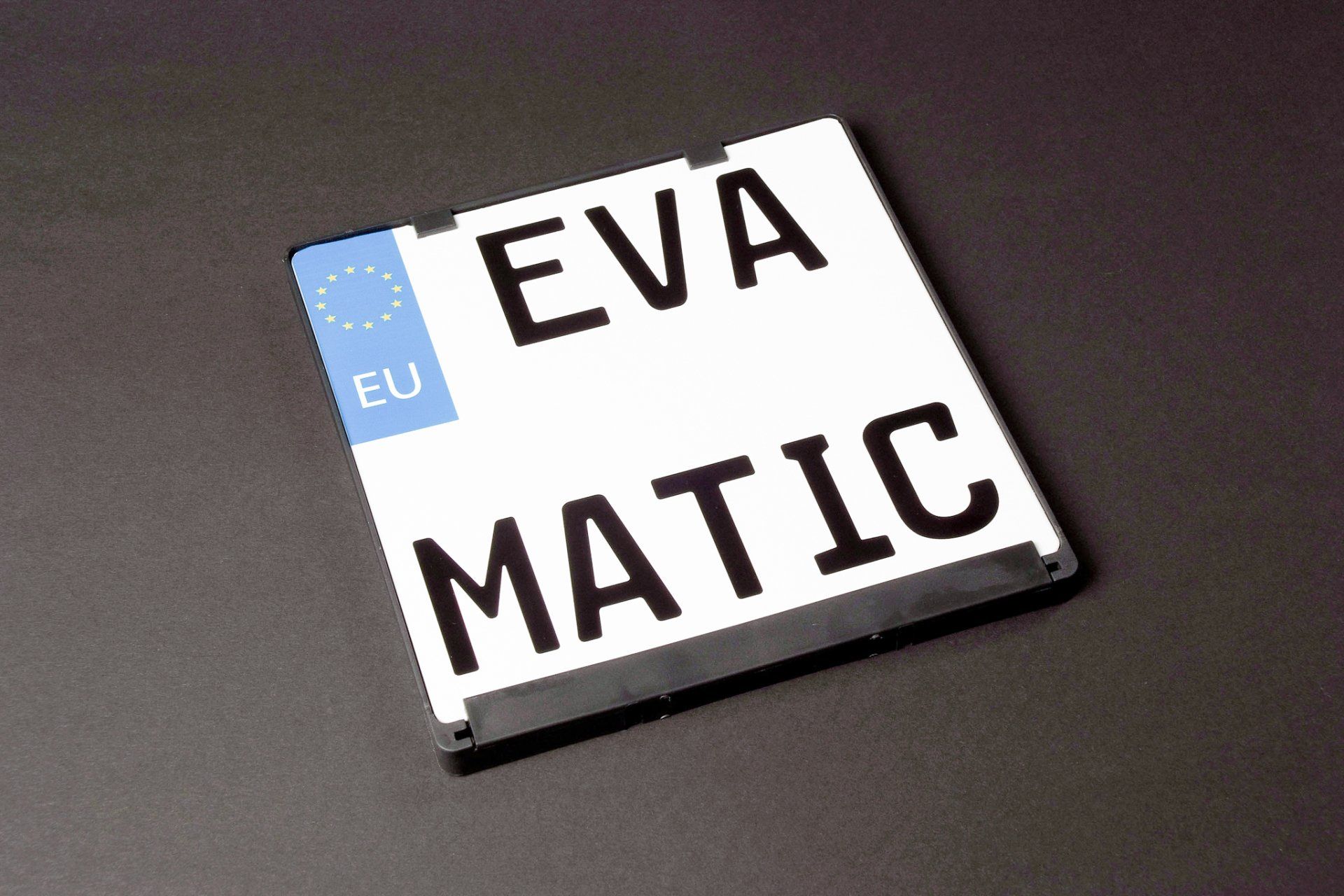 Ein Nummernschild mit der Aufschrift „eva matic“.