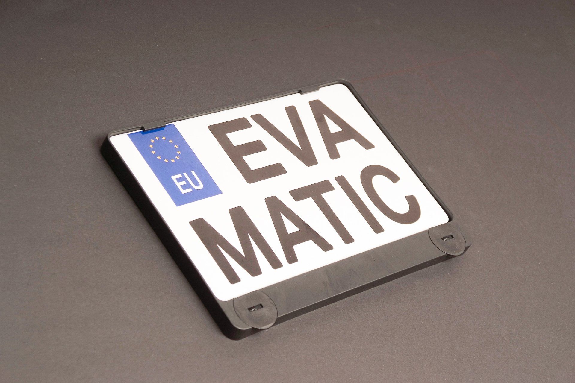 Ein Nummernschild mit der Aufschrift „eva matic“.