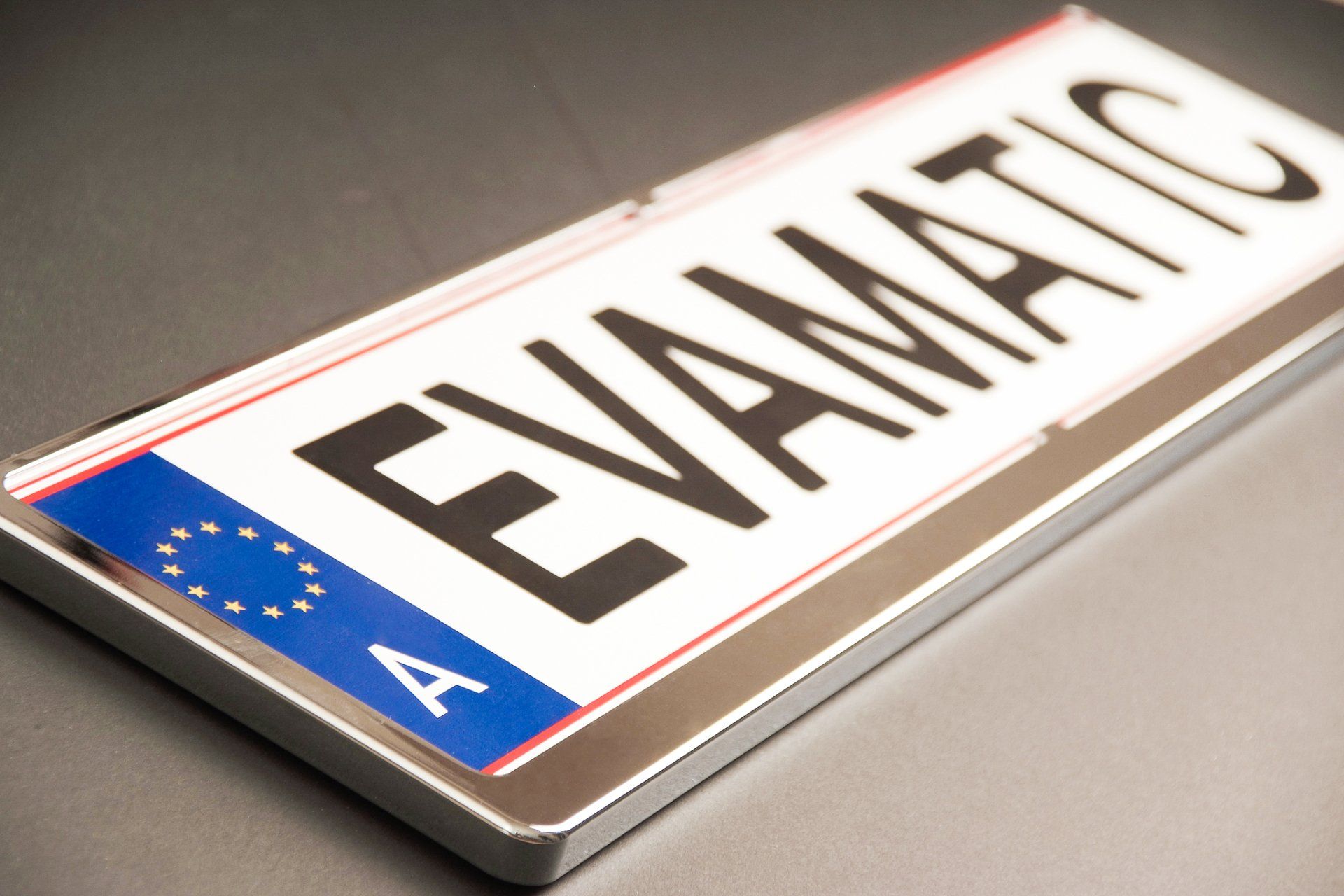 Ein Nummernschild mit der Aufschrift „evamatic“.