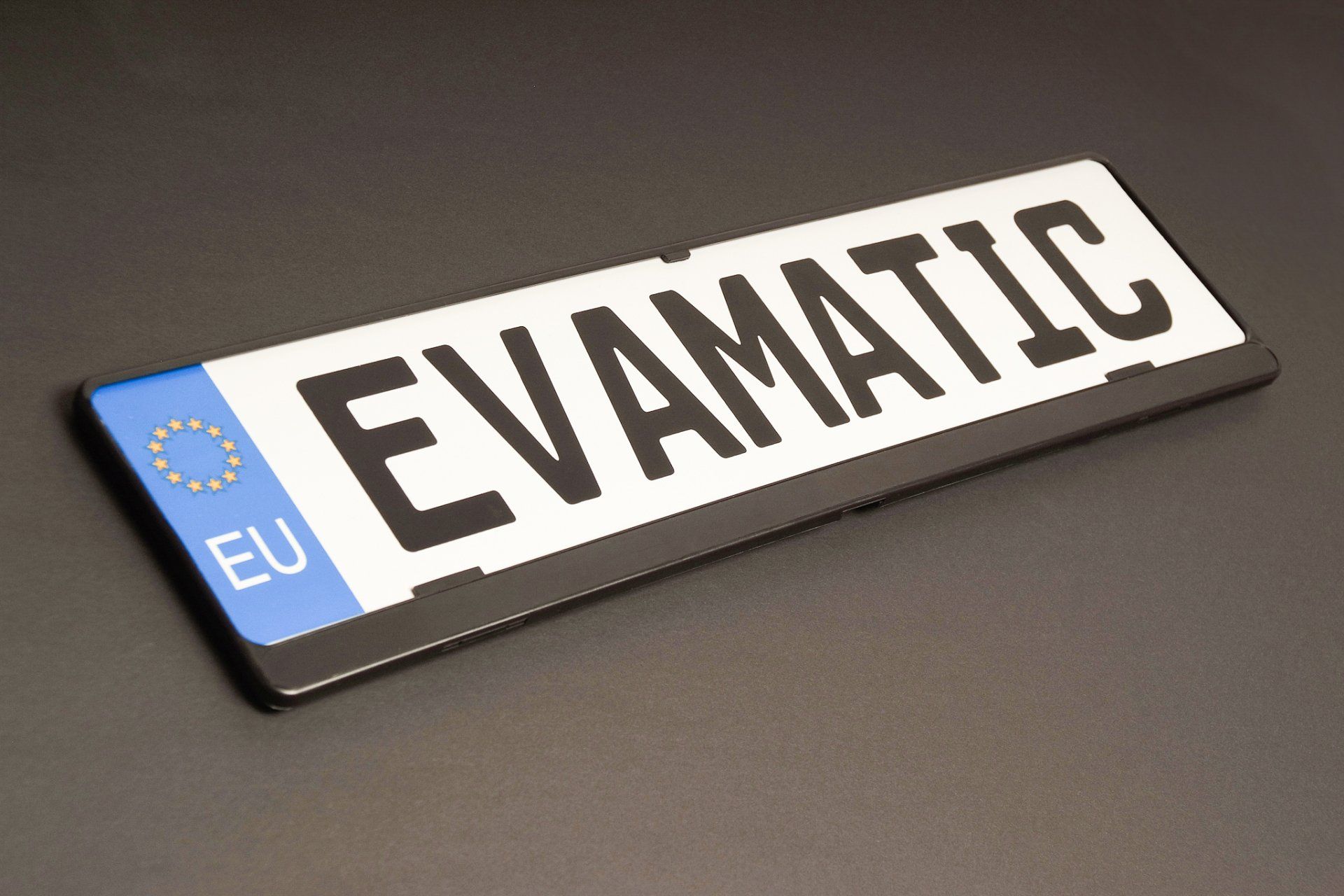 Ein Nummernschild mit der Aufschrift „evamatic“